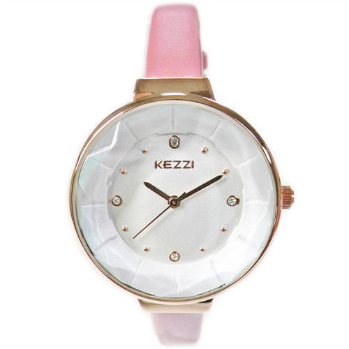 【KEZZI】立體切割鏡面漆皮圓形女錶(粉紅色)