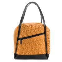 ISSEY MIYAKE 三宅一生PLEATS PLEASE BIAS皮革邊飾褶紋肩背包(小/土黃)