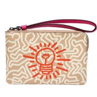 【COACH】Keith Haring聯名PVC拉鍊萬用手拿包(粉白/燈泡)