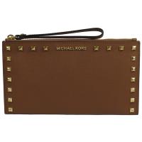 MICHAEL KORS 金字LOGO防刮皮革鉚釘寬版晚宴手拿包.咖