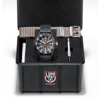 LUMINOX 雷明時MASTER CARBON SEAL 3800 碳纖維超級海豹特仕版限量禮盒 – 黑x橘時標/ 46mm A3801.C.SET