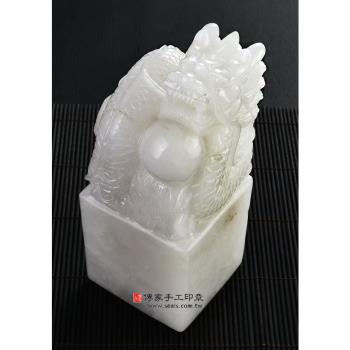 頂級新疆白玉精雕神龍守珠廟章《半手工噴砂》2.5吋，高約18.5公分，單章TP420