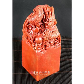 頂級壽山石精雕神龍吐珠(十一)廟章《半手工噴砂》2.5吋，高約19公分，單章TP410