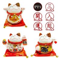 摩達客-農曆新年春節 小招財貓撲滿 存錢桶開運三入組-擺飾桌飾(含坐墊)