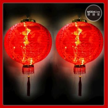 摩達客-農曆春節元宵-12吋植絨魚福紅燈籠(一組兩入)+LED50燈插電式燈串暖白光(附IC控制器)