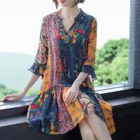 【REKO】輕盈優雅V領美麗花卉印花洋裝M-2XL