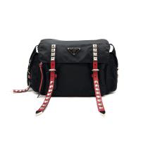 【PRADA】新款鉚釘雙色皮革尼龍肩/斜背包 (1BD118-黑X紅)