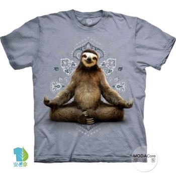 摩達客-美國進口The Mountain樹懶打座灰藍底純棉環保藝術中性短袖T恤