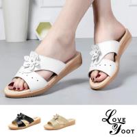 【LOVE FOOT 樂芙】真皮透氣沖孔立體花飾舒適坡跟拖鞋 (3色任選)