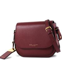 MARC JACOBS 燙印LOGO磁釦牛皮翻蓋斜背馬鞍包-酒紅色