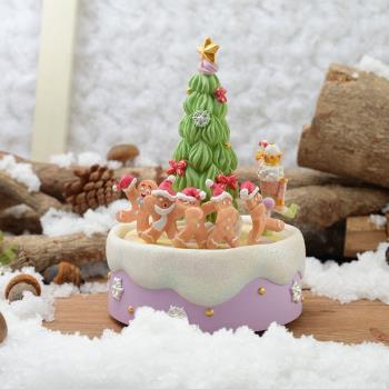 【JARLL讚爾藝術】~歡樂薑餅聖誕樹 聖誕 音樂盒(QO1804-EB) 聖誕節 交換禮物 (現貨+預購)