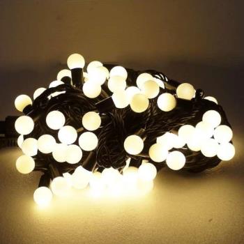 摩達客-聖誕燈100燈LED圓球珍珠燈串(插電式/暖白光黑線/ 附控制器跳機)(高亮度又省電)