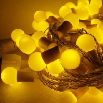 摩達客-聖誕燈100燈LED圓球珍珠燈串(插電式/暖白光透明線/ 附控制器跳機)(高亮度又省電)
