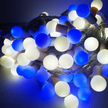 摩達客-聖誕燈100燈LED圓球珍珠燈串(插電式/藍白光透明線/ 附控制器跳機)(高亮度又省電)