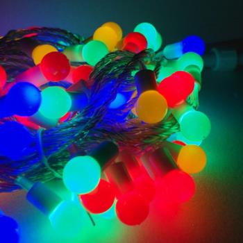 摩達客-聖誕燈100燈LED圓球珍珠燈串(插電式/彩色光透明線/ 附控制器跳機)(高亮度又省電)