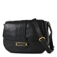 MARC JACOBS 鐵牌LOGO荔枝紋插釦翻蓋斜背馬鞍包-黑色