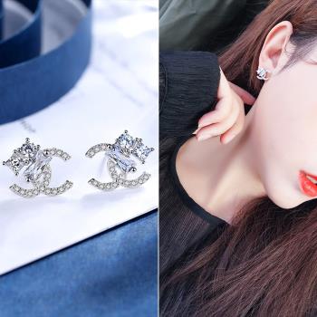 【Emi艾迷】韓系完美小香風雙C字母方鑽點綴鋯石925銀針耳環