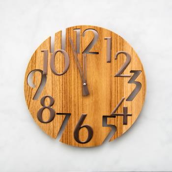 【dayneeds】木質紋理[木匠時光]壁掛式時鐘_二款可選