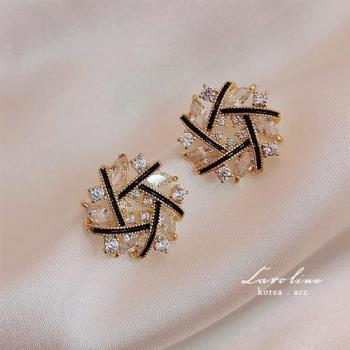 《Caroline》韓國熱賣花瓣交叉鋯鑽造型時尚 高雅大方設計 耳環72860
