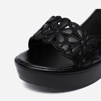 【Sp house】低調花朵裝飾純色一字扣坡跟涼鞋(黑色)