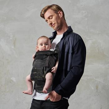 Quokkajoy美國進口 Multicam Black 2.0版 專利3D背版減壓舒適 嬰兒背巾 背帶 時尚流行迷彩 酷爸專屬帶娃神器