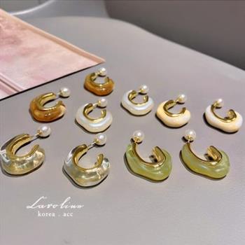 《Caroline》韓國熱賣925銀針東大門時尚新款珍珠字母C形耳圈耳環73002