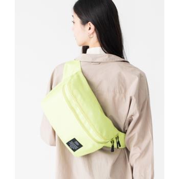 日本 KiU 182935 螢光黃 2用隨身包: 防潮防水胸包變背包 x 單肩包變雙肩包 沙灘袋 游泳袋