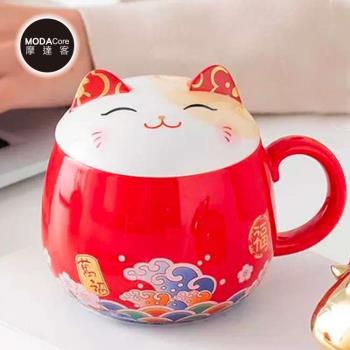 摩達客農曆春節◉超萌紅色開運招財貓造型陶瓷馬克杯(附杯蓋)