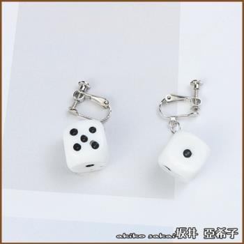 『坂井．亞希子』趣味一下白色骰子造型耳環(耳夾款/耳勾款)