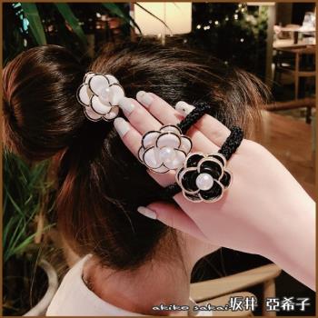 『坂井．亞希子』珍珠花蕊滴釉山茶花造型髮圈