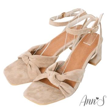 Ann’S夏日的親密接觸-舒適絨布氣質扭結方頭粗跟涼鞋-杏(版型偏小)