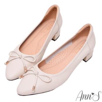 Ann’S日常氣質-珍珠蝴蝶結柔軟牛皮低跟尖頭鞋-米白