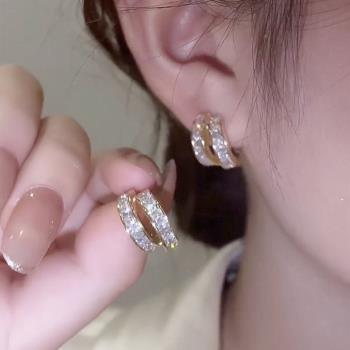 【Emi艾迷】韓輕奢流動線條璀璨鋯石內鑲925銀針耳環