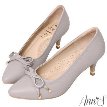 Ann’S自帶氣質光環-小羊皮質感壓紋蝴蝶結尖頭跟鞋-灰