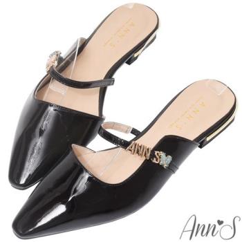 Ann’S顯瘦版型-品牌金屬側空繫帶軟漆皮尖頭穆勒鞋-黑