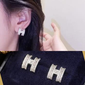 【Emi艾迷】時尚寵兒 H字母 華麗閃耀鋯石925銀針耳環
