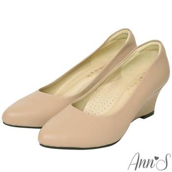 Ann’S通勤魅力-精品小羊皮楔型坡跟尖頭包鞋-杏