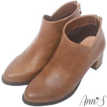 Ann’S纖瘦視覺-側V素面粗跟短靴-棕