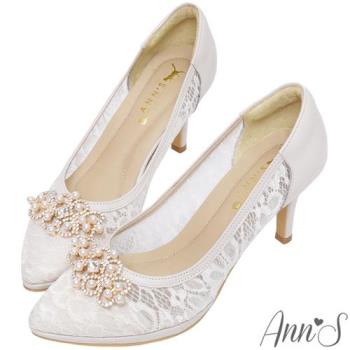 Ann’S柔光透膚蕾絲-小羊皮訂製珍珠鑽扣防水台尖頭婚鞋-8.5cm-米白