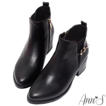 Ann’S蘊藏氣質-金色扣帶側邊鬆緊造型粗跟短靴-黑