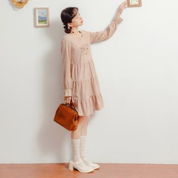 【OB 嚴選】KITTY拿鐵咖啡系列浪漫仿麂皮荷葉縮口袖印花洋裝 《KB1407》