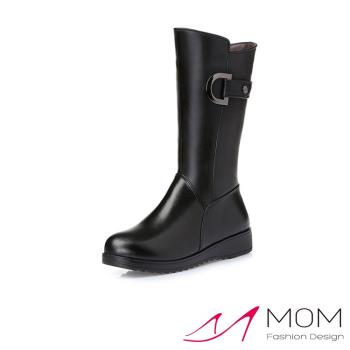 【MOM】中筒靴 厚底中筒靴/真皮個性皮帶釦飾保暖機能造型厚底中筒靴 黑