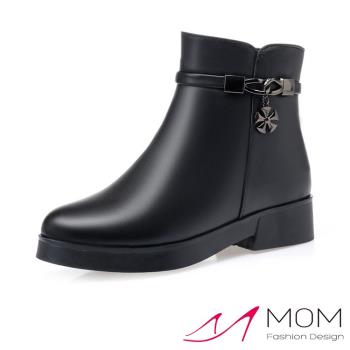 【MOM】短靴 低跟短靴/真皮時尚花片釦帶造型保暖機能低跟短靴 黑