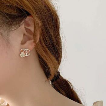 【Emi艾迷】韓系完美小香風雙C字母綴花珍珠鋯石925銀針耳環