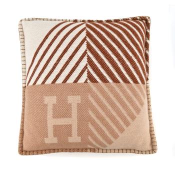 Hermes 愛馬仕 H Diagonale 斜紋手工編織羊絨枕頭(42cm/米/棕)