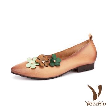 【VECCHIO】跟鞋 尖頭跟鞋/全真皮頭層牛皮尖頭V口立體花朵時尚跟鞋 卡其