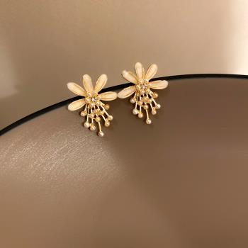 《Caroline》韓國熱賣s925銀針春夏水晶花朵耳環74008