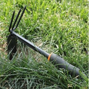 [協貿國際]花園工具黑膠小工具鋤頭 膠柄兩用鋤除草鋤頭松土耙子 單個價