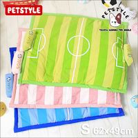 日系PetStyle《足球場兩用寵物睡墊/遊戲墊S》附可拆玩具枕頭