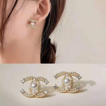 【Emi艾迷】小香風C字氣質點鑽珍珠925銀針耳環